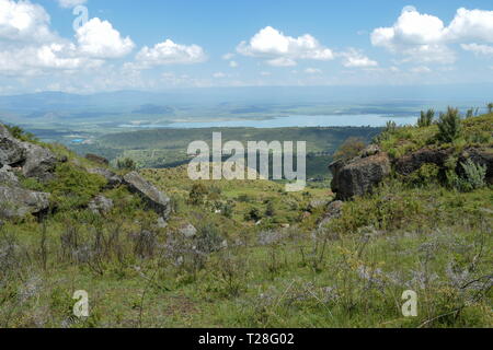 Lago contro uno sfondo di montagna, Lake Elementaita e dormire warrior visto da di Table Mountain, Kenya Foto Stock