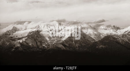 Kings Canyon montagna con la neve e il cloud al tramonto Foto Stock