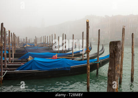 Le gondole foggy Grand Canal (Canal Grande). Venezia, Italia Foto Stock