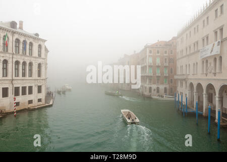 Venezia, Italia, Febbraio 05, 2019: Grand Canal (Canal Grande). La nebbia vista da brige di Rialto (Ponte di Rialto). Foto Stock