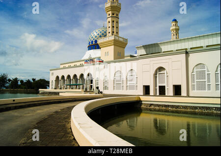 Kota Kinabalu, Sabah, Malesia - 12 Novembre 2012: Masjid Bandaraya Kota Kinabalu è la seconda principale moschea in Kota Kinabalu, Sabah, Malaysia Foto Stock