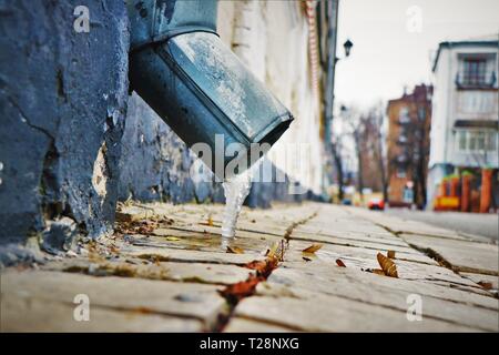 Il tubo di scarico con acqua ghiacciata. Foto Stock