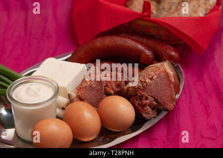 Buona la prima colazione o la cena con il pane fatto in casa, cipolla, salsiccia Foto Stock