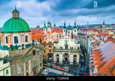 Splendida destinazione di viaggio e luogo turistico. Splendide città vecchia panorama con famose torri e tram rosso nelle migliori città turistica, Praga, Repubblica Ceca Foto Stock