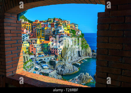 Ammirevole destinazione di viaggio e fotografia ubicazione, il bellissimo panorama di Manarola in villaggio turistico con case colorate, vista dalla finestra, Ci Foto Stock