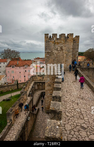 I merli del castello di Sao Jorge a Lisbona, Portogallo Foto Stock