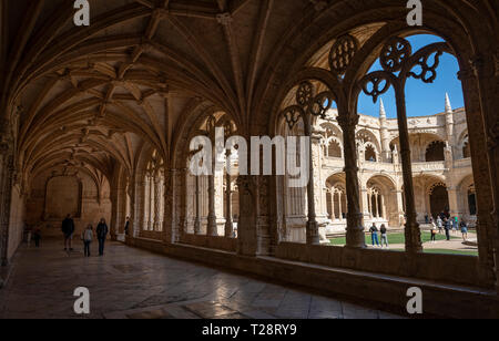 Il chiostro del Monastero dos Jerónimos a Belem, Lisbona, Portogallo Foto Stock