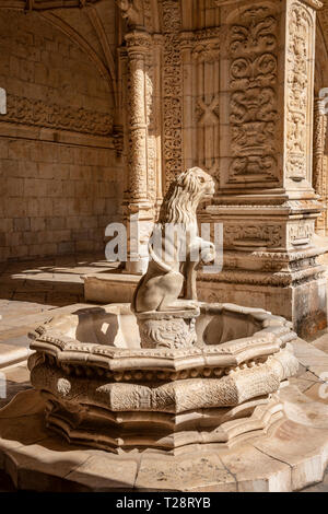 Il chiostro del Monastero dos Jerónimos a Belem, Lisbona, Portogallo Foto Stock
