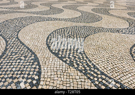 La pavimentazione ondulata del plaza vicino al Monumento delle Scoperte in Belem, Lisbona, Portogallo Foto Stock