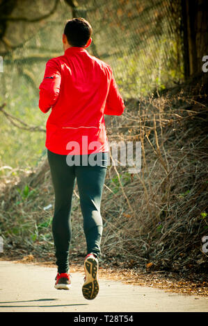 Uomo che corre in natura Foto Stock