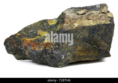 Il minerale di uranio (pitchblende con uranophane) da Australia isolato su sfondo bianco Foto Stock