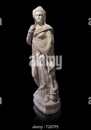 Statua romana di Demiougous, II secolo D.C. da Hierapolis. Hierapolis il Museo di Archeologia, Turchia . Contro un sfondo nero Foto Stock