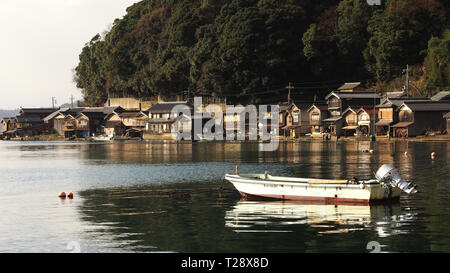 Tramonto al villaggio di pescatori Funaya case di pescatori ine, Kyoto in Giappone Foto Stock