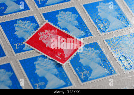 Una Red britannico di prima classe con timbro blu 2a classe timbri Foto Stock