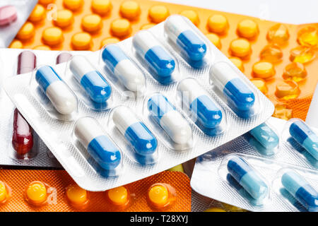 Varie pillole in blister di close-up, un luogo per il testo. trattamento di raffreddori Foto Stock