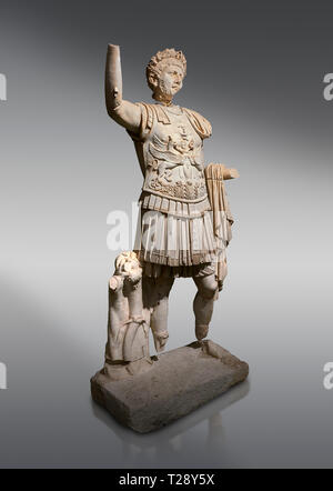 Statua romana dell'imperatore Traiano. Il marmo. Perge. Ii secolo D.C. Inv n. . Antalya il Museo di Archeologia; la Turchia. Traiano Imperatore di Roma dal 98 al 117 D.C. Foto Stock