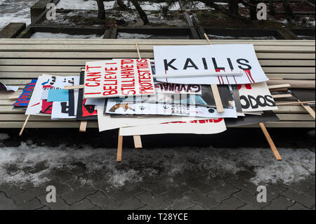 Cartelli e striscioni durante una manifestazione di protesta contro l'industria conciaria a Vilnius, in Lituania. La Lituania ha ancora alcune fattorie in pelliccia. Foto Stock