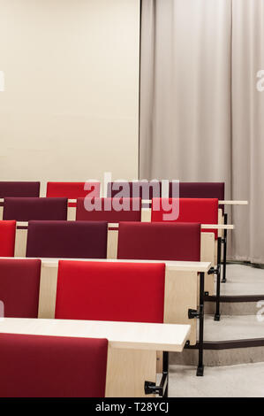 Colorato di rosso foderine in una università di teatro per conferenze. Foto Stock