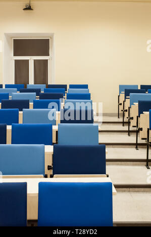 Colore blu foderine in una università di teatro per conferenze. Foto Stock