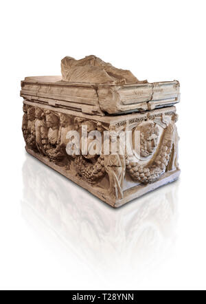 Rilievo romano garland sarcofago scolpito, lo stile tipico della Panfilia, 3° secolo D.C., Konya Museo Archeologico, la Turchia. Contro un bianco backgroun Foto Stock