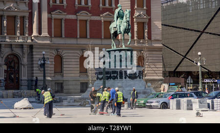 Belgrado, Serbia, Marzo 2019 - lavoratori edili la pavimentazione della piazza della Repubblica (Trg Republike) nel centro della città Foto Stock