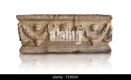 Rilievo romano garland sarcofago scolpito. Adana il Museo di Archeologia, Turchia. Contro uno sfondo bianco Foto Stock