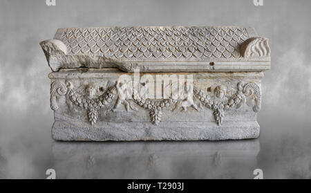 Rilievo romano scolpito ghirlanda sarcofago con tegola spiovente del tetto scolpito, del III secolo D.C. Adana il Museo di Archeologia, Turchia Foto Stock