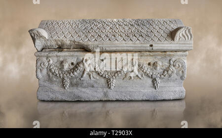 Rilievo romano scolpito ghirlanda sarcofago con tegola spiovente del tetto scolpito, del III secolo D.C. Adana il Museo di Archeologia, Turchia Foto Stock