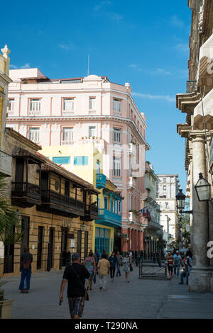 Una strada trafficata in Havana, Cuba Foto Stock