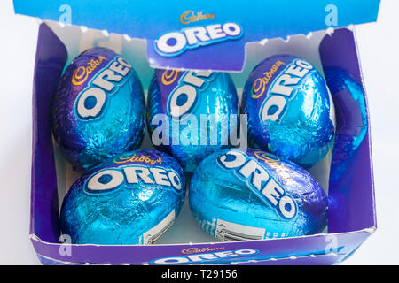 Guardando nella scatola di Oreo Uova di Pasqua contenente cinque uova impostato su sfondo bianco - latte uova di cioccolato con una crema di latte ripieno e pezzi di biscotto Foto Stock