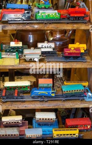 Interno del Eskdale antiquariato rurale di un negozio di antiquariato che mostra una collezione di calibro o modello di banda stagnata ferroviario rotabile Foto Stock