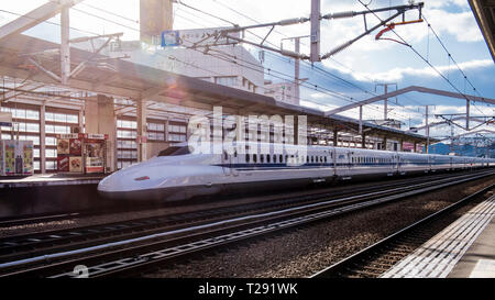 Il treno superveloce Shinkansen in stazione, Himeji, Giappone Foto Stock