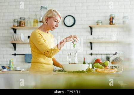 Facendo una sana insalata Foto Stock