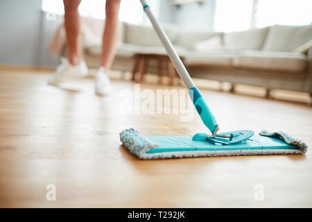 Pulizia pavimento in parquet Foto Stock