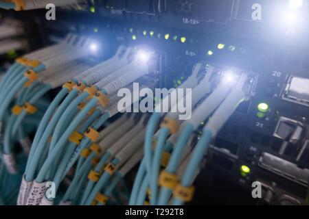 Chiudere il cavo a fibra ottica. Server rack. Taglia il computer in un rack presso il centro dati di grandi dimensioni. Foto Stock