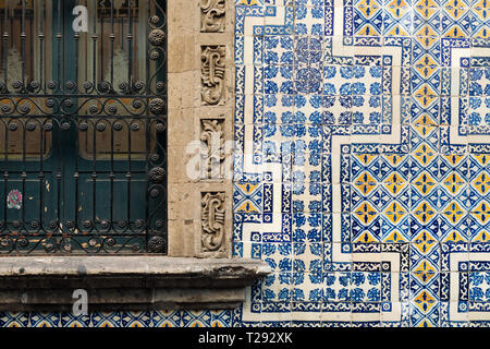 Bello e colorato piastrella al di fuori di un edificio storico nel centro di Città del Messico, Messico Foto Stock