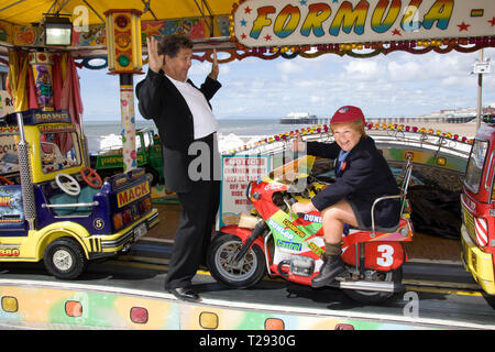 Il Krankies raffigurato su un fairground ride sul Central Pier di Blackpool. Il veterano di comici e gli animatori erano promuovere il loro prossimo spettacolo intitolato il Best of British varietà Tour 2008, che comprendeva inoltre Frank Carson, Cannone & Ball, Paul Daniels, fratellanza e Jimmy Cricket. Il duo compreso il marito e la moglie Janette e Ian dura e come i Krankies hanno ritratto schoolboy Wee Jimmy Krankie (Janette), e il padre di Jimmy (Ian), pur nella loro commedia atto essi raffigurano anche altri personaggi. Foto Stock