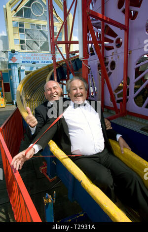 Comici Tommy Cannon e Bobby sfera raffigurato su una fiera a scorrere sulla Central Pier di Blackpool. Il veterano gli animatori erano promuovere il loro prossimo spettacolo intitolato il Best of British varietà Tour 2008, che viene eseguito in corrispondenza di sedi di Inghilterra e Galles durante il mese di agosto e settembre. Anche apparire sulla fattura sono stati Frank Carson, Paul Daniels, Jimmy Cricket, la Krankies e fratellanza dell'uomo. Cannon & sfera realizzata il loro nome negli anni settanta su varie TV britannica mostra. Foto Stock