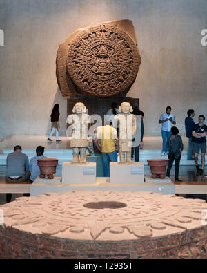 Vista di artefatti nativa dall'interno del bellissimo Museo Nazionale di Antropologia di Città del Messico, Messico Foto Stock