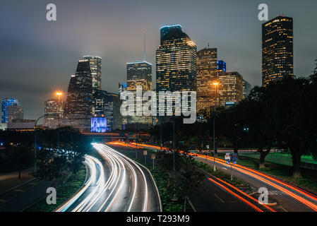 Una lunga esposizione di traffico su Allen Parkway e la Houston skyline notturno in Houston, Texas Foto Stock