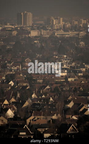 AJAXNETPHOTO. LOUVECIENNES, Francia. - Vista dalle alture a nord del centro abitato si affaccia sul Fiume Senna verso la periferia di CROISSY, CHATOU E LE VESINET;Posizioni nella zona visitata dal XIX secolo pittori impressionisti come Alfred Sisley, Camille Pissarro, Auguste Renoir e altri prima che la moderna riqualificazione del paesaggio. Foto:JONATHAN EASTLAND/AJAX REF:D90301 2056 Foto Stock