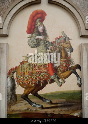 AJAXNETPHOTO. VERSAILLES, Francia. - Immagine di re Luigi XIV sull ingresso del parco auto in piazza del mercato. Foto:JONATHAN EASTLAND/AJAX REF:GX181909 430 Foto Stock