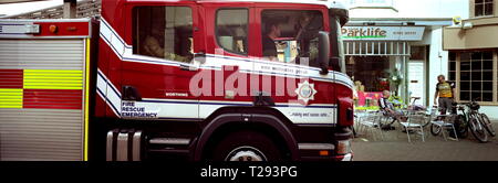 AJAXNETPHOTO. WORTHING, Inghilterra. - WEST SUSSEX servizio antincendio FIRE tender con cabina equipaggio SU CHIAMATA IN CITTÀ. Foto:JONATHAN EASTLAND/AJAX REF:WP83005 4 Foto Stock