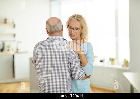 Sposato Coppia matura dancing in cucina Foto Stock