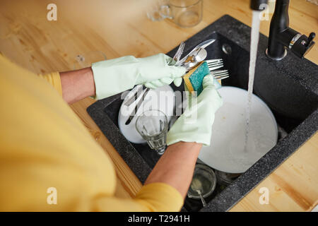 Usando una spugna per il lavaggio di stoviglie Foto Stock