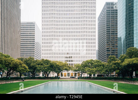 Riflettendo la piscina a Hermann Square e moderni edifici del centro di Houston, Texas Foto Stock