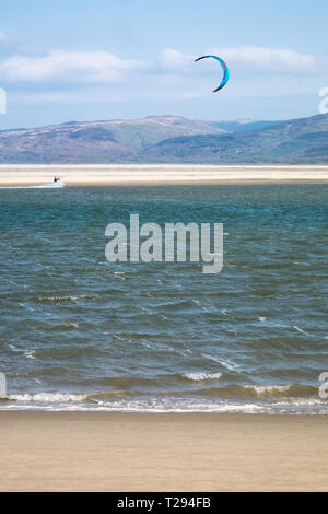 Kite,kite surf,a,Ynyslas Beach,Dovey,Dyfi,estuario del fiume,costa,coastal,beach,sands,Nord,d,Aberystwyth,Ceredigion,West Wales,il Galles Centrale,Galles,Welsh Foto Stock