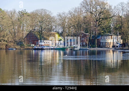 Berlino, Germania - 9 Febbraio 2018: Isola Scharfenberg in Tegeler See con una scuola e una nave traghetto che collega l'isola con la terraferma Foto Stock