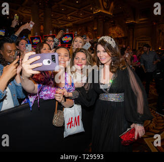 Las Vegas, NV, Stati Uniti d'America. 30 Mar, 2019. ***La copertura della casa*** Lisa Vanderpump arriva presso la grande apertura del Cocktail Vanderpump giardino al Caesars Palace a Las Vegas, NV il 30 marzo 2019. Credito: Erik Kabik Fotografia/media/punzone Alamy Live News Foto Stock