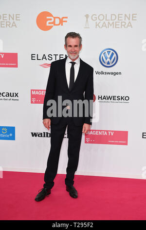 Berlino, Germania. 30 Mar, 2019. Ulrich Matthes, attore, arriva al Golden fotocamera cerimonia di premiazione. Credito: Jens Kalaene/dpa/Alamy Live News Foto Stock